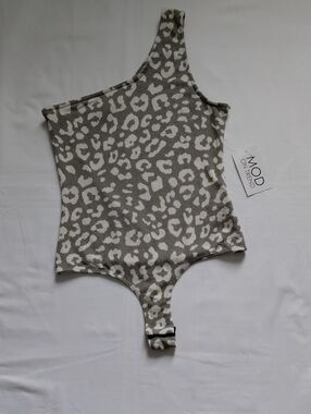 MOD On Trend Women's One-Shoulder Leopard Print Bodysuit in Olive and White